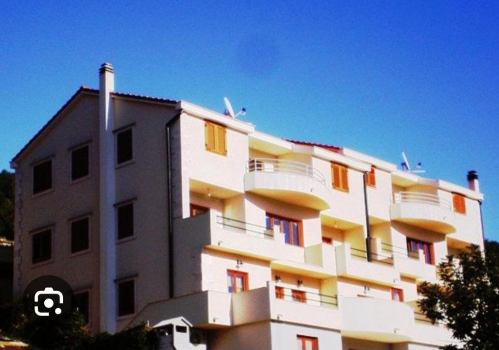 Apartments Belic With Pool Jelsa  Exterior photo